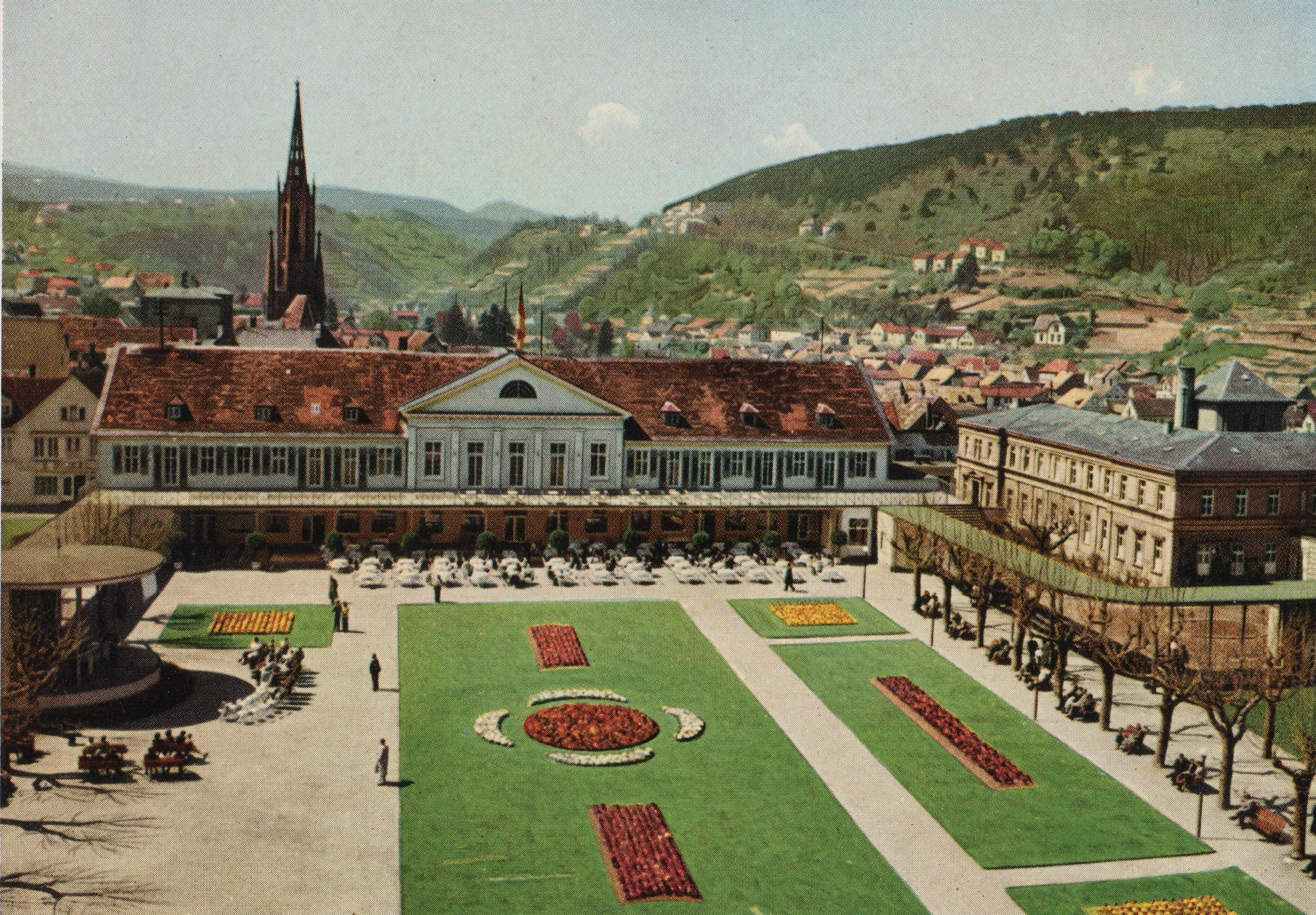 Abbildung 7: Oberer Kurgarten, 1950er Jahre. Am Kurmittelhaus sind die früheren Dachverzierungen abgenommen.