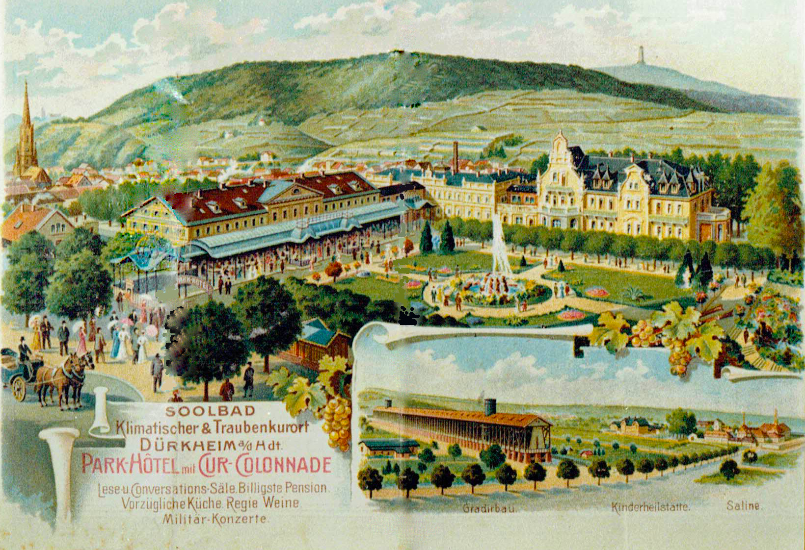 Abbildung 2: Oberer Kurgarten mit Stadthaus, zweistöckigem Kurmittelhaus und dem neu im Juli 1903 fertiggestellten Kurparkhotel, das durch einen Übergang direkt mit dem Kurmittelhaus verbunden ist. Der Valentin-Ostertag-Brunnen ist noch nicht erbaut, die 1828/29 erbaute Ludwigskirche ist zum Glück nur der künstlerischen Freiheit zum Opfer gefallen. Postkarte nach einem Gemälde von Valentin Dirion, 1903.